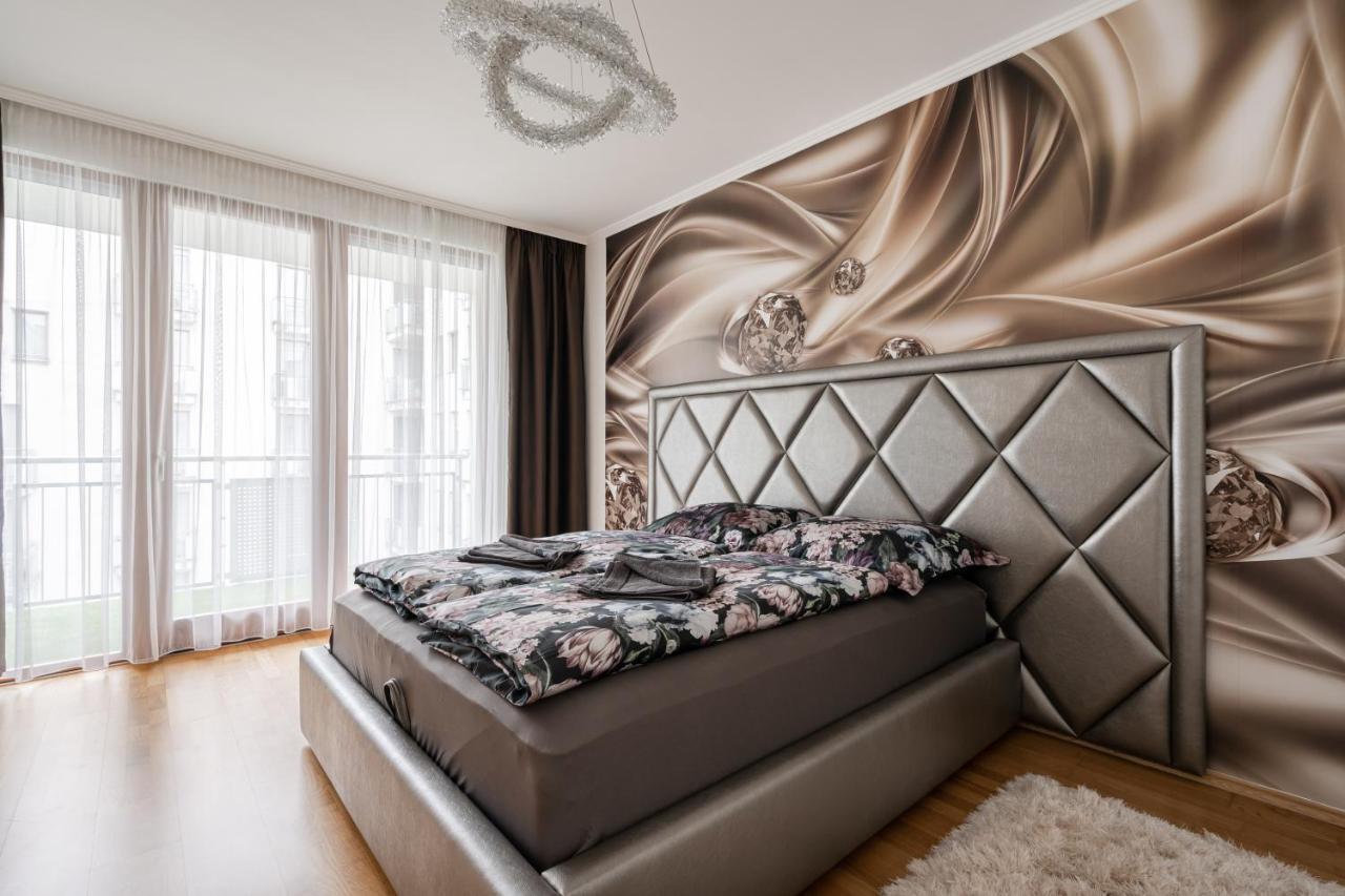 Penthouse Three Bedrooms, Three Balconies Apartment With Free Parking In Kiraly Street Будапешт Екстер'єр фото